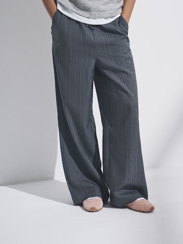 The Set Regular Hose in Grau