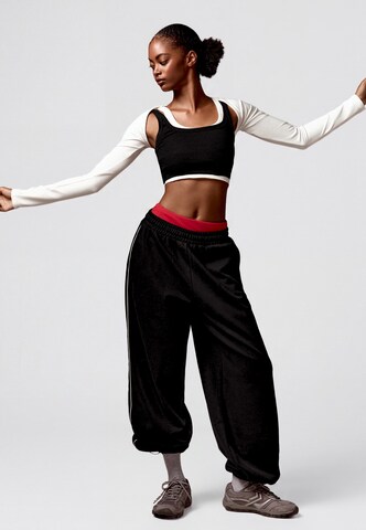 Bershka Wide leg Byxa 'DANCERS DREAM' i svart