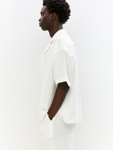Pull&Bear Comfort Fit Skjorta i vit