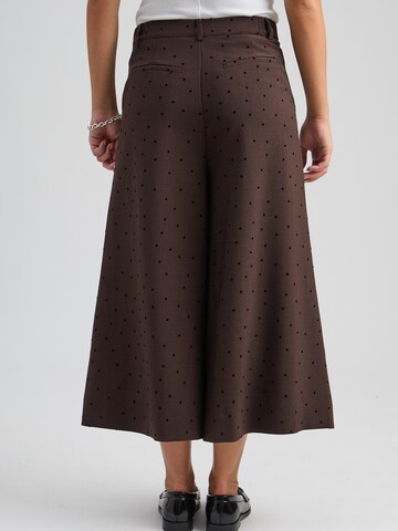 Peppercorn - Pierna ancha Pantalón 'Suzanna' en marrón