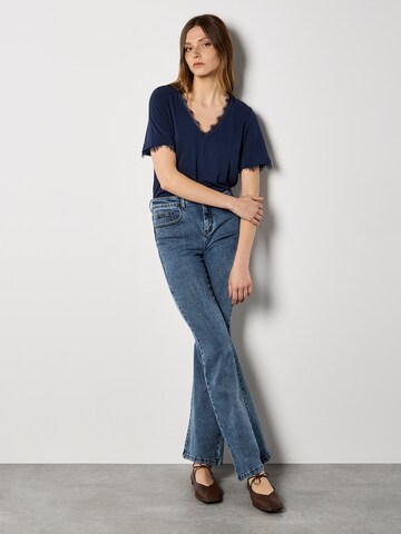 T-shirt 'Eyelash' Apricot en bleu