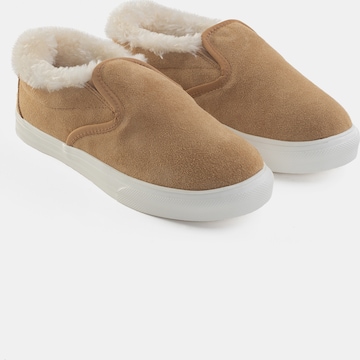 Minnetonka - Sapatilhas slip-on 'Wilder' em castanho