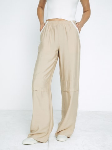 Wide Leg Pantalon ABOUT YOU x Toni Garrn en beige : devant