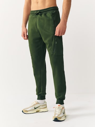 NextTapered Sportske hlače - zelena boja: prednji dio