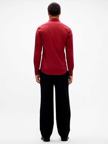 Slim fit Cămașă 'ESSENTIALS' de la Calvin Klein pe roșu: spate