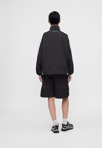 Nike Sportswear Prehodna jakna 'SHOX' | rjava barva