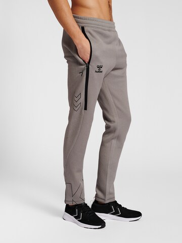 Hummel Regular Workout Pants in Grey: front