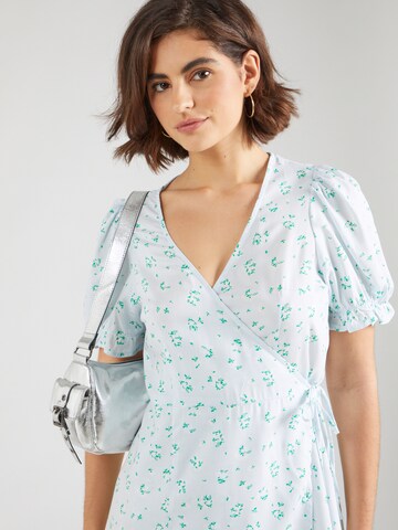 Rochie de la Monki pe albastru