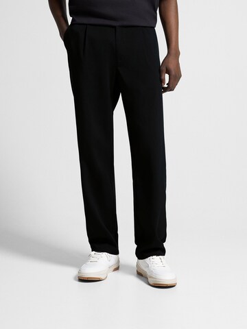 Bershka Regular Plissert bukse i svart: forside