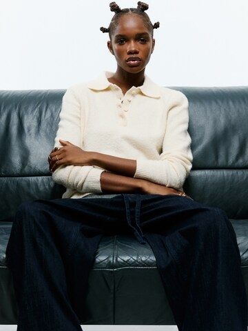 Pulover de la Pull&Bear pe bej: față