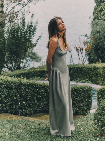 The Set Dress in Blue