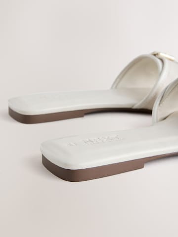 Saboți de la Next pe alb