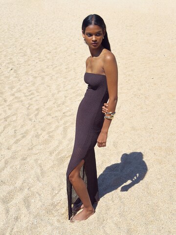 Bershka Šaty – hnědá: přední strana