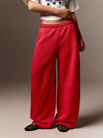 Bershka Wide leg Trousers in Red: front