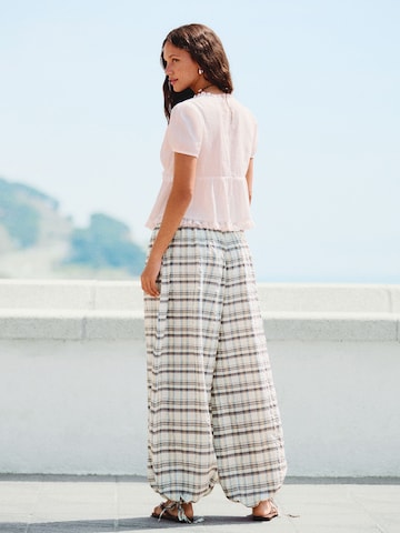 Barrel Pantaloni de la Bershka pe alb