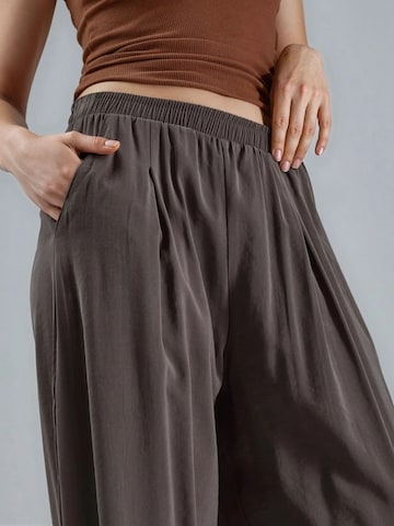Busem Barrel Trousers in Brown