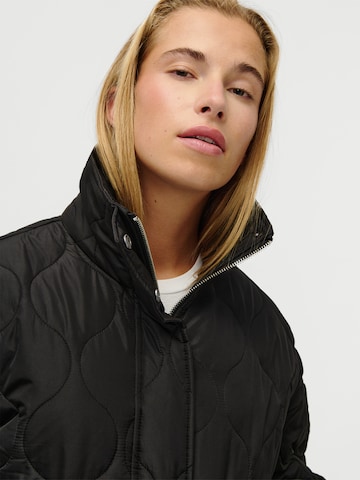 LeGer by Lena GerckePrijelazna jakna 'Beyond' - crna boja