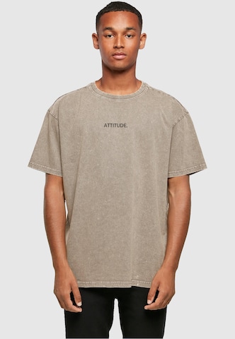 T-Shirt 'Attitude' Merchcode en marron : devant