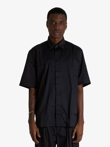 LOW BRAND - Regular Fit Camisa em preto: frente