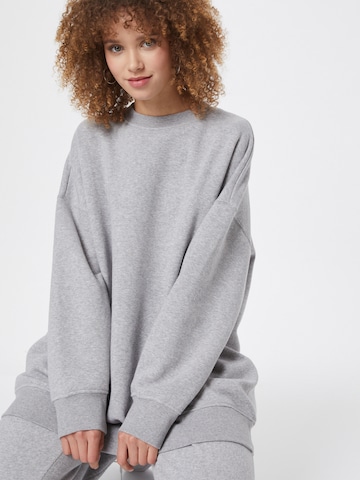 Monki - Sweatshirt em cinzento