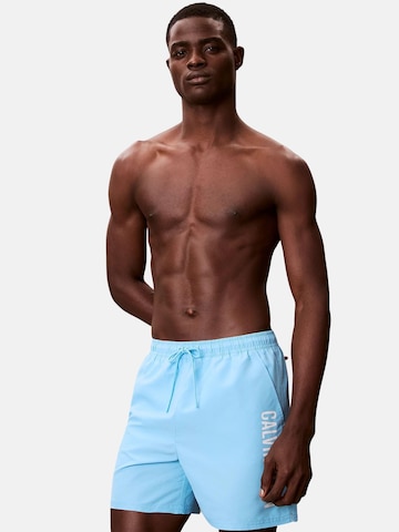 Calvin Klein Badeshorts 'CALVIN KLEIN MEDIUM DRAWSTRING Costumi da bagno'‌‌‌ in Blau: Vorderseite