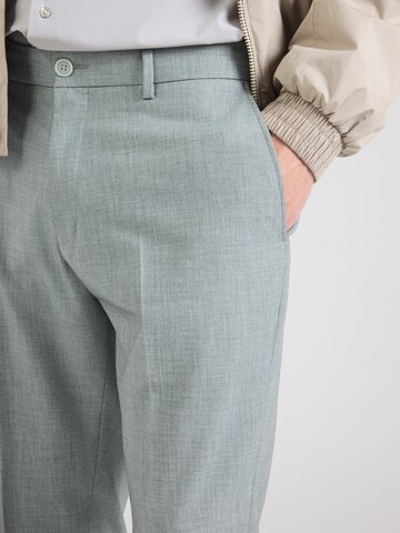 s.Oliver Regular Trousers with creases in Green