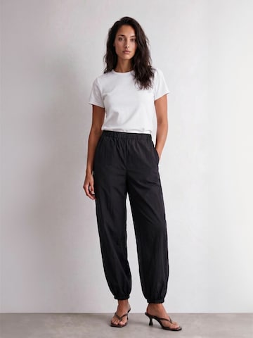 Levete Room Regular Trouser ' LR-STINA ' in Schwarz: Vorderseite