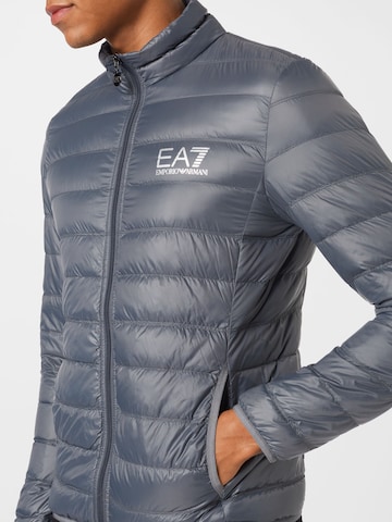 Giacca invernale di EA7 Emporio Armani in grigio