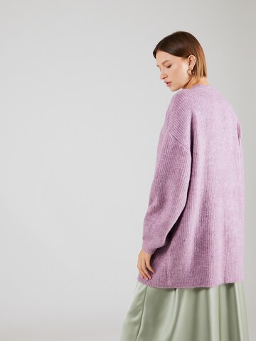 ABOUT YOU Sweter oversize 'Mina' w kolorze fioletowy
