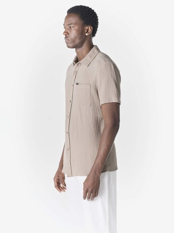 KOROSHI Regular Fit Paita värissä ruskea