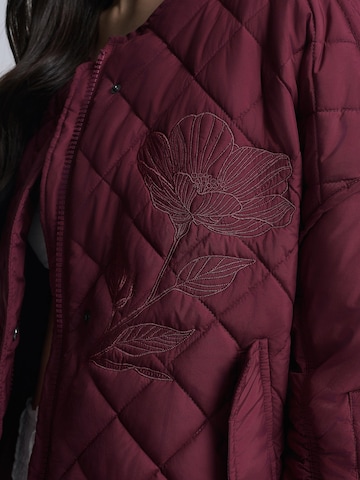 AEMMI Between-Season Jacket in Red