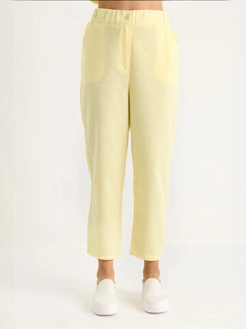 Completo pantalone di Bianco Lucci in giallo