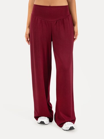 Smilodox Loosefit Broek ' Jorina ' in Rood: voorkant