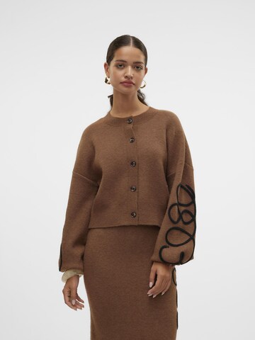 SOMETHINGNEW Cardigan 'SNRose' i brun: forside