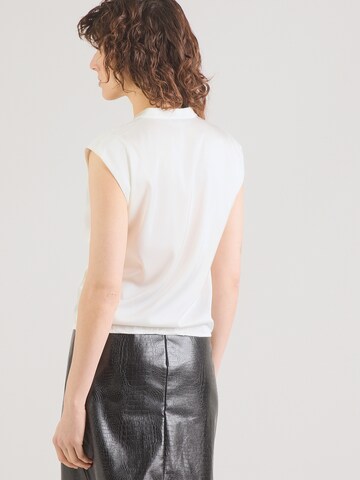 balta ABOUT YOU Marškinėliai 'Ilona'