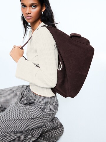 Bershka Shopper in Braun