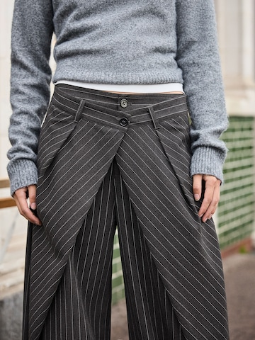 Bershka Baggy Veckad byxa i grå