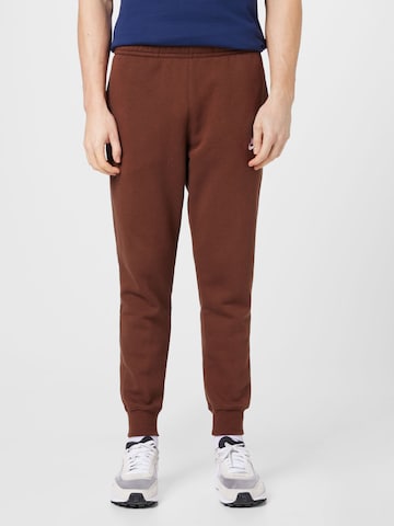 Tapered Pantaloni 'Club Fleece' de la Nike Sportswear pe maro: față