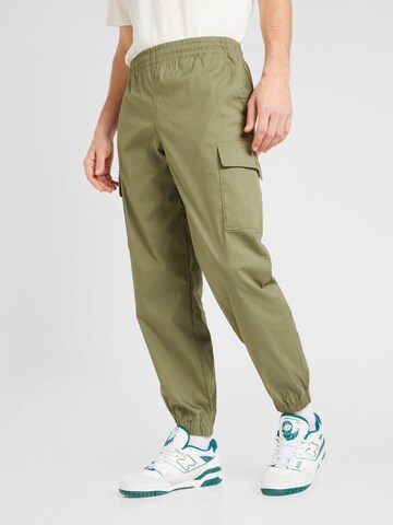 Effilé Pantalon cargo new balance en vert : devant