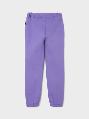 NAME IT - Tapered Calças em roxo