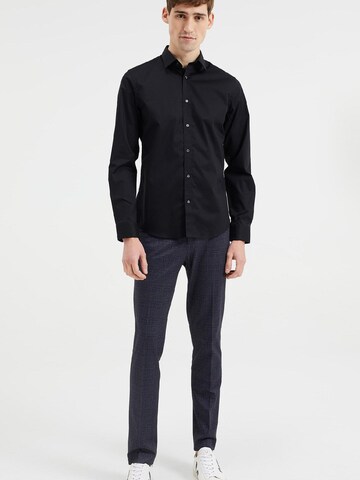 Slim fit Camicia di WE Fashion in nero