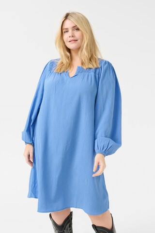 Robe-chemise 'Lunda' KAFFE CURVE en bleu : devant