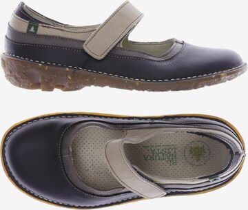 EL NATURALISTA Flats & Loafers in 37 in Black: front