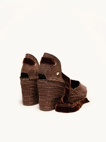 Alhamas Pumps 'Alpargata Cuña 8 cm Terciopelo' in Bruin