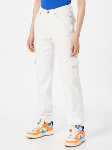 Urban Classics Tapered Cargo Jeans in White: front
