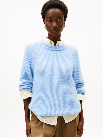 TOMMY HILFIGER Svetr – modrá: přední strana