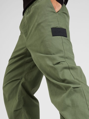Calvin Klein Jeans Lużny krój Spodnie w kolorze zielony