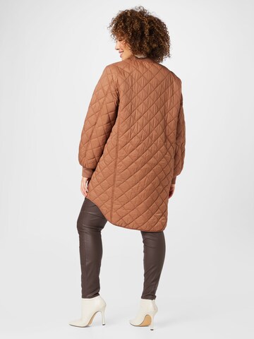 Veste mi-saison 'HAYLE' Vero Moda Curve en marron