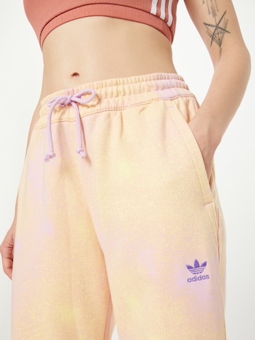 ADIDAS ORIGINALS Tapered Παντελόνι 'Allover Print Cuffed' σε λιλά