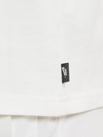 Nike Sportswear - Camisa 'Essential' em branco